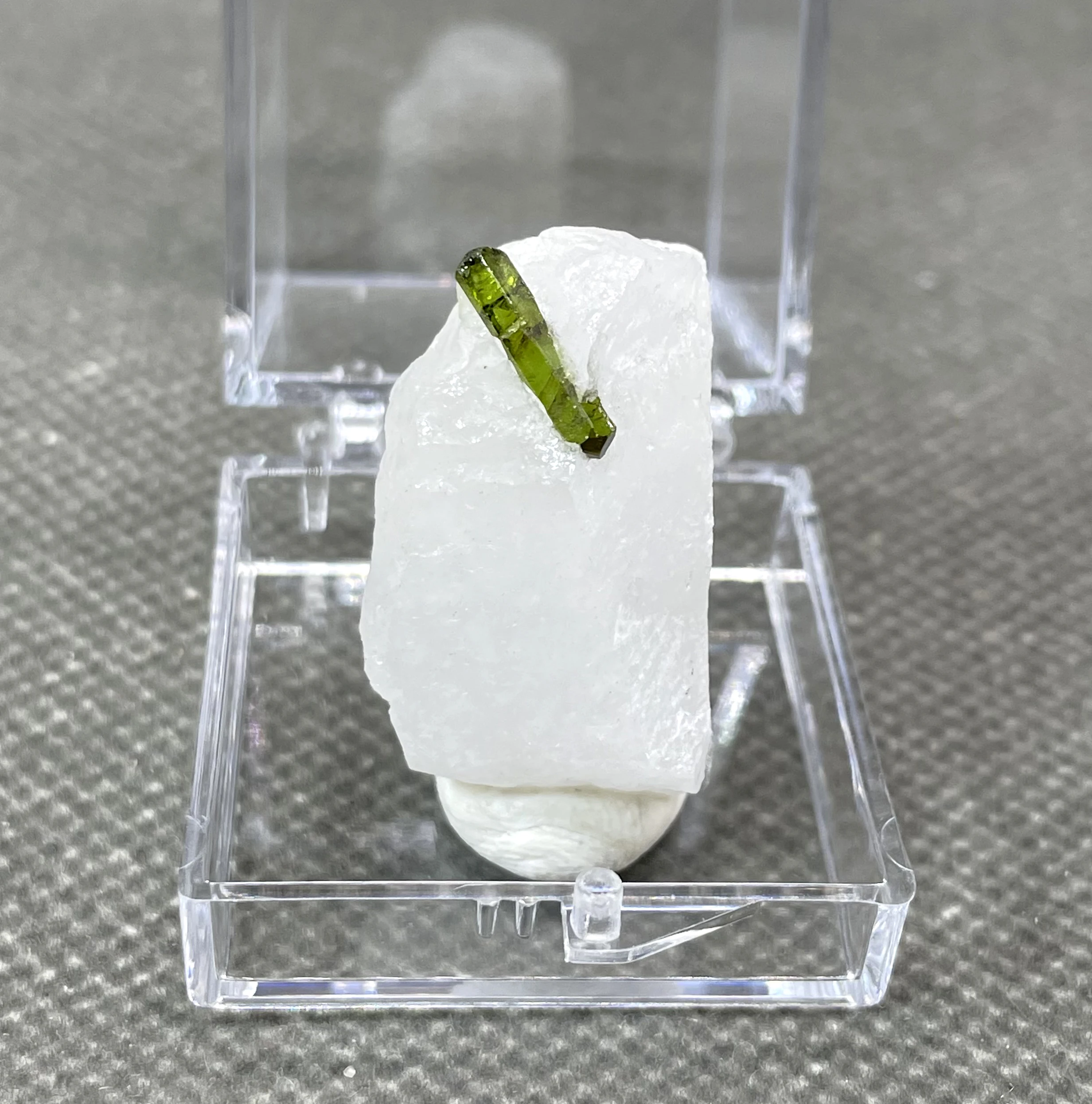 Natural green tourmaline pillars mineral specimens + box size 3.4cm + healing quartz crystals and stones rock gemstone 6