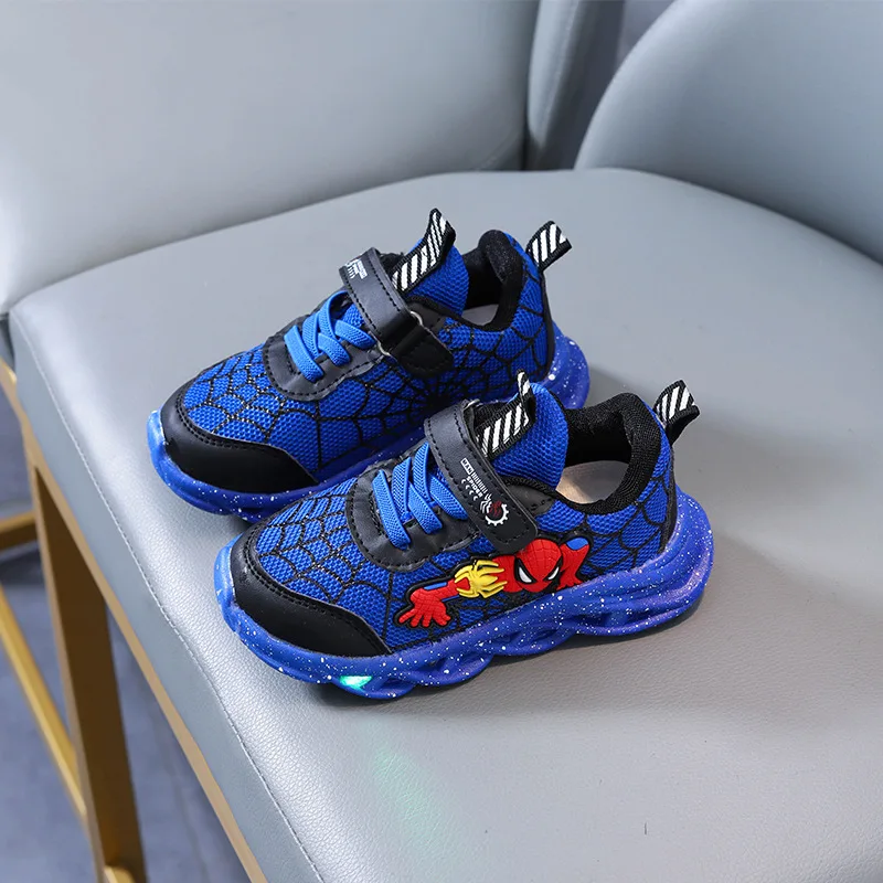 thumbnail image 1 of Zapatillas de deporte informales LED de Disney, zapatos de malla para exteriores para niños, color rojo y negro, antideslizantes, talla 21-30, 1 of 4