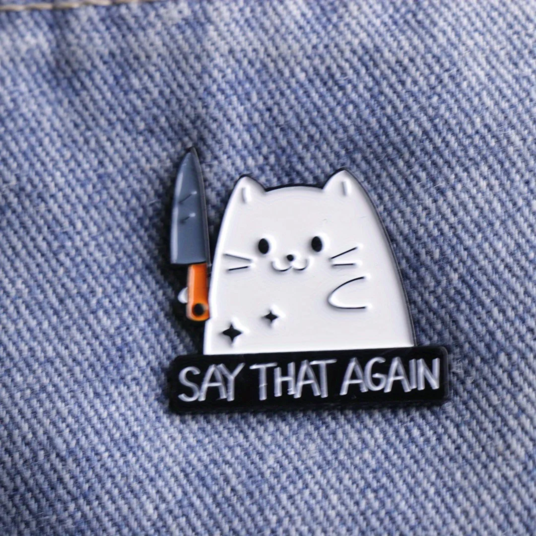 Épingle en métal émaillé d'un chaton blanc de dessin animé, badge de revers, cadeau parfait pour les amis, mignon
