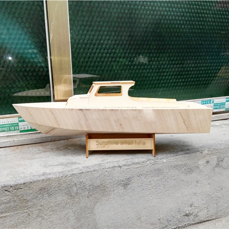 Maquette de bateau télécommandé Sunshine terminée flottant sur l'eau