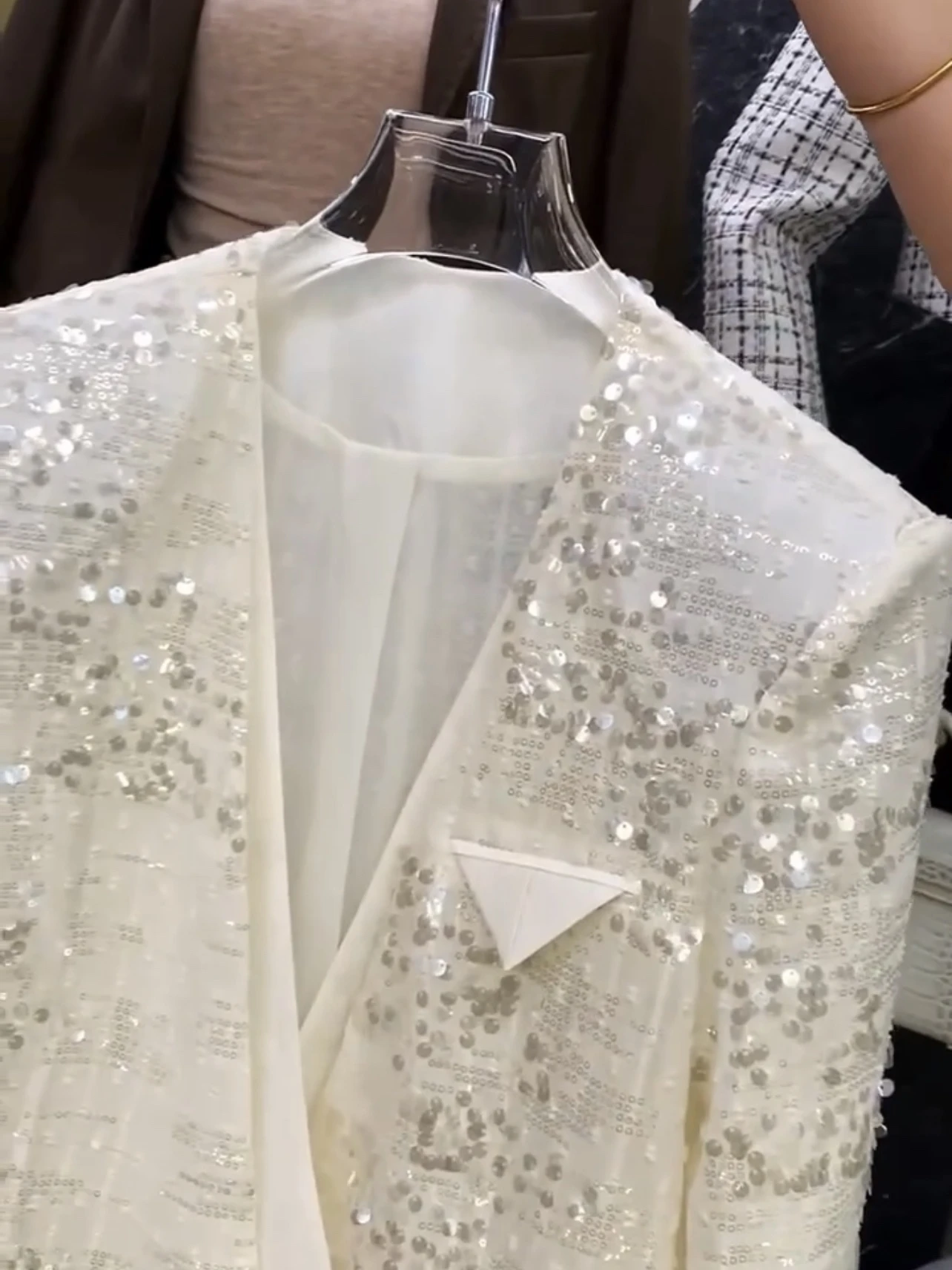 Рисунок 4 - Элегантный женский блейзер с V-образным вырезом