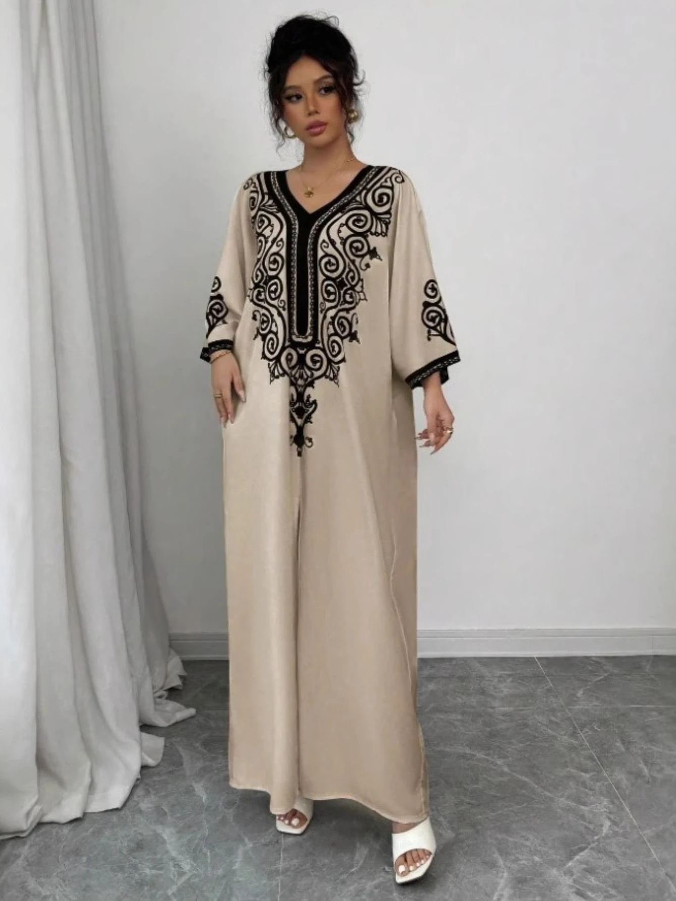 جلابية بيج بتطريز أسود كلاسيكي