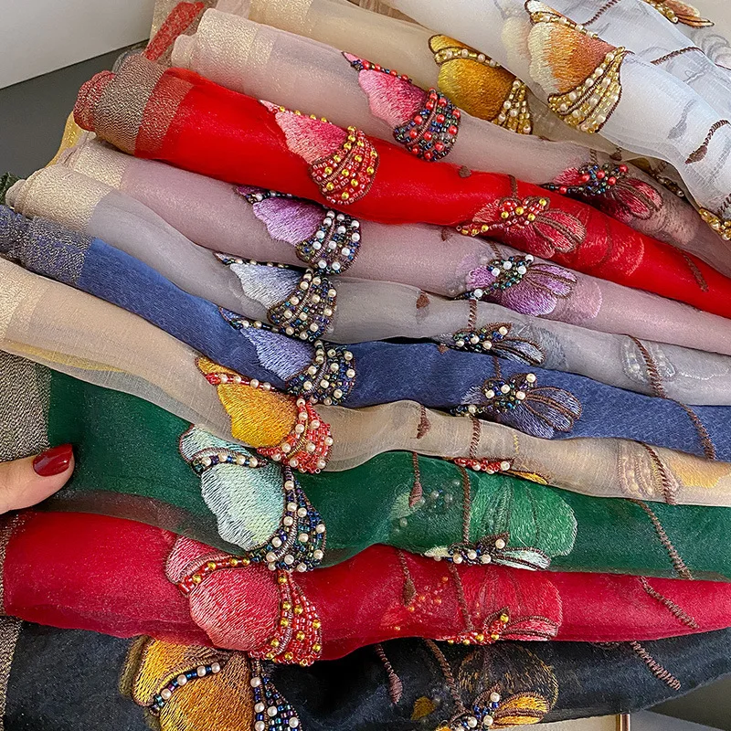 Sciarpa misto lana e seta semi trasparente con tulipani e perline per mezze stagioni (90*180cm) 51 Sciarpa misto lana e seta semi trasparente con tulipani e perline per mezze stagioni (90*180cm) - immagine 11