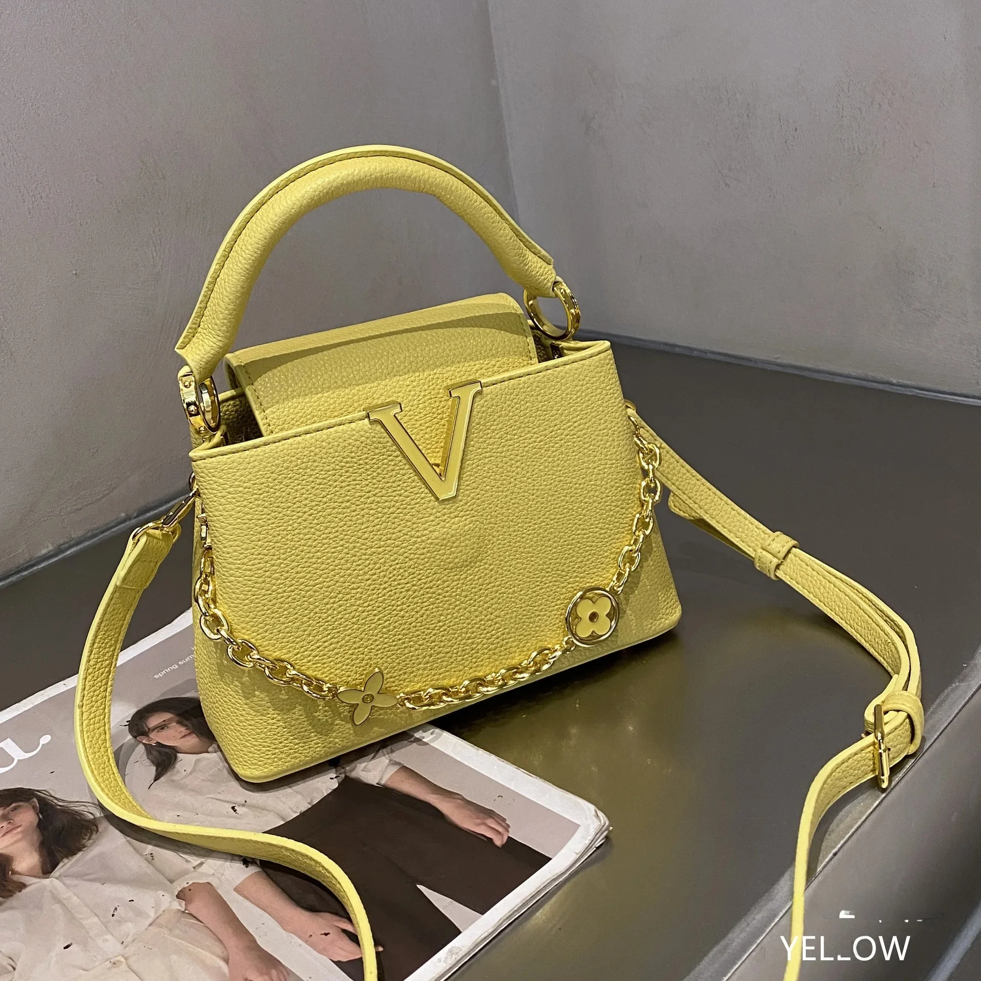 حقيبة يد للسيدات على شكل حرف V حقيبة كتف ناعمة حقي...