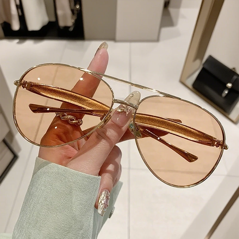 Vintage-Inspired Oversized Aviator Sunglasses with Gold Streamline Arms