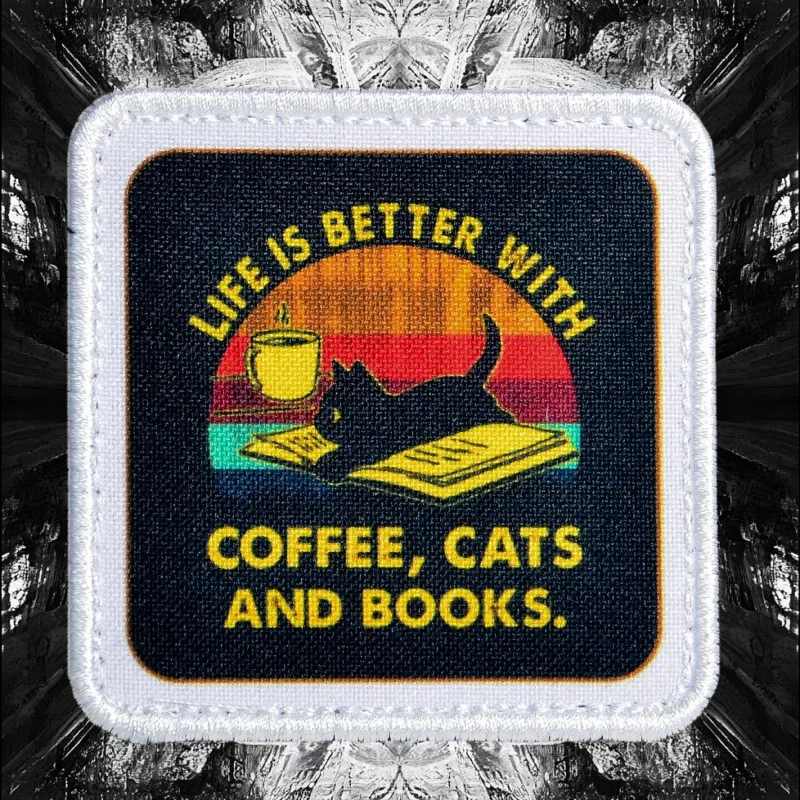 LIFE IS BETTER WIN COFFEE, CATS AND BOOKS Lustige Aufnäher Taktisches Moralabzeichen Armband Klettverschluss Rucksackzubehör Aufkleber