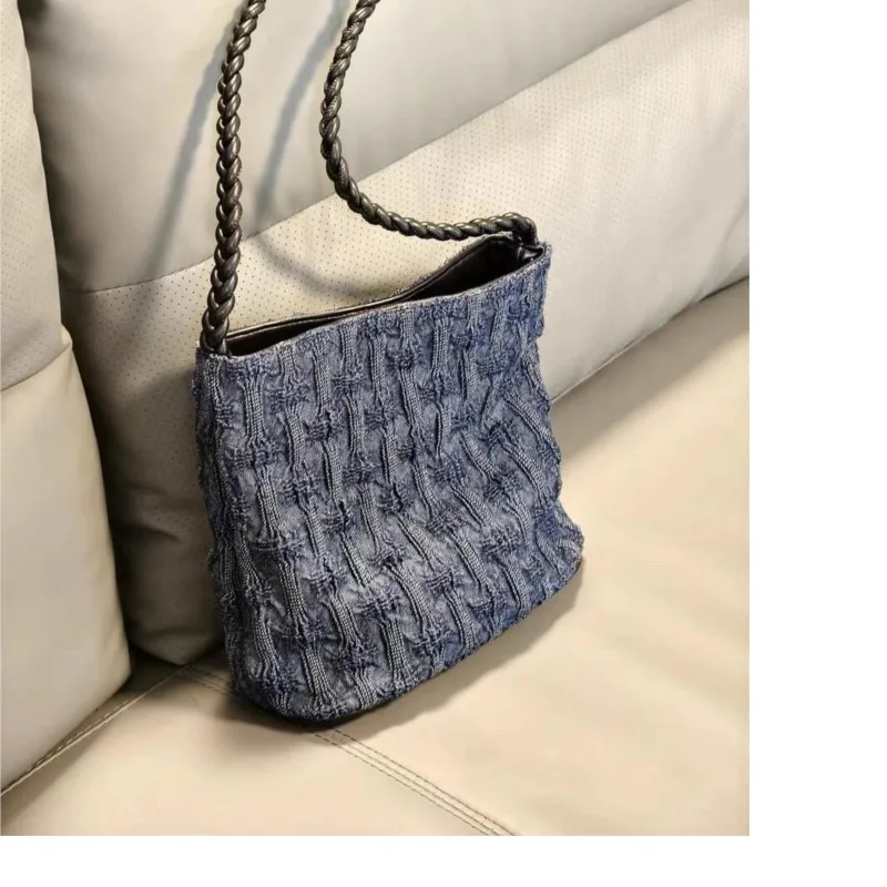 Retro Denim Crinkle Tote Bag Women Woven Strap Large Capacity Bucket Bag Ladies Casual Versatile Commuter Sle Underarm Bag 2025