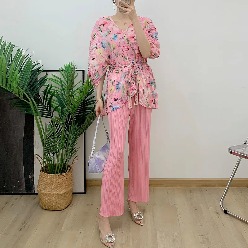 

Printed pleated suit 2023 summer new female V-neck temperament loose top + casual straight-leg pants two-piece set