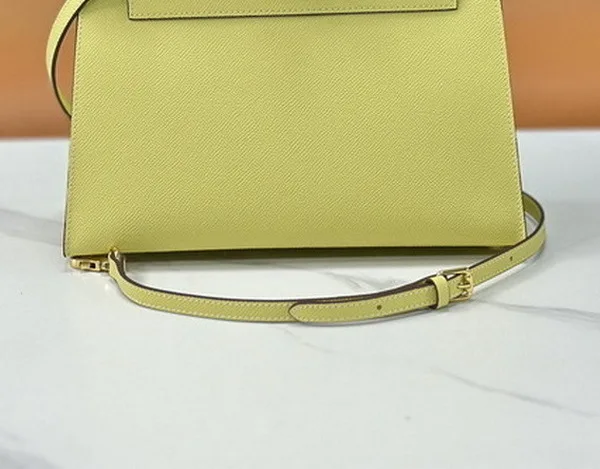 Handbag styling