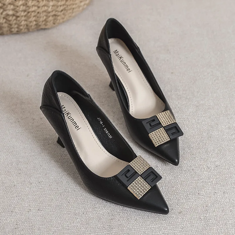 2024 Tidlige forårsnye højhælede, slanke hæle, spidse vanddiamantspænde, bløde læderarbejdssko_voghion.com