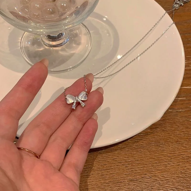 Collar femenino con lazo elegante y circonia brillante