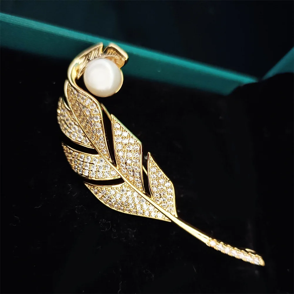 

Fashionable and Minimalist Design with Zircon Leaf Brooch and Niche Design High-end Freshwater Pearl Suit Jacket with Pin