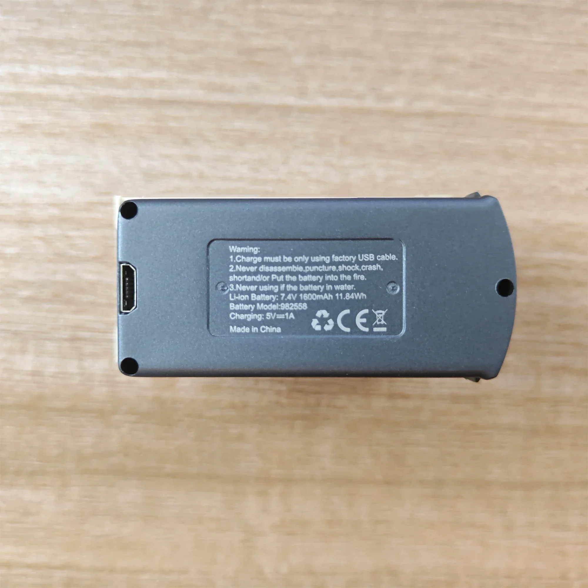 Vue de face d'une Lampe de Sécurité LED Rechargeable 7,4V, montrant son design compact et sa poignée.