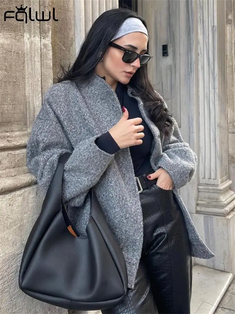 

Женская куртка-бомбер с карманами, длинным рукавом и пуговицами