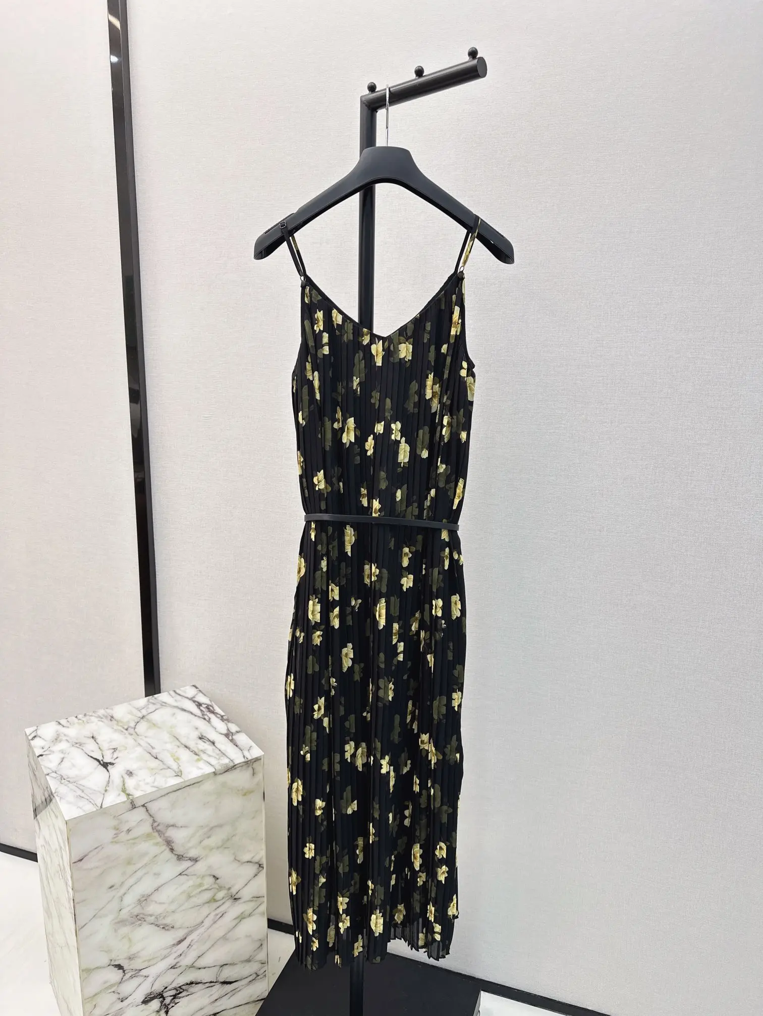 

The latest spring and summer suspender pleated dress