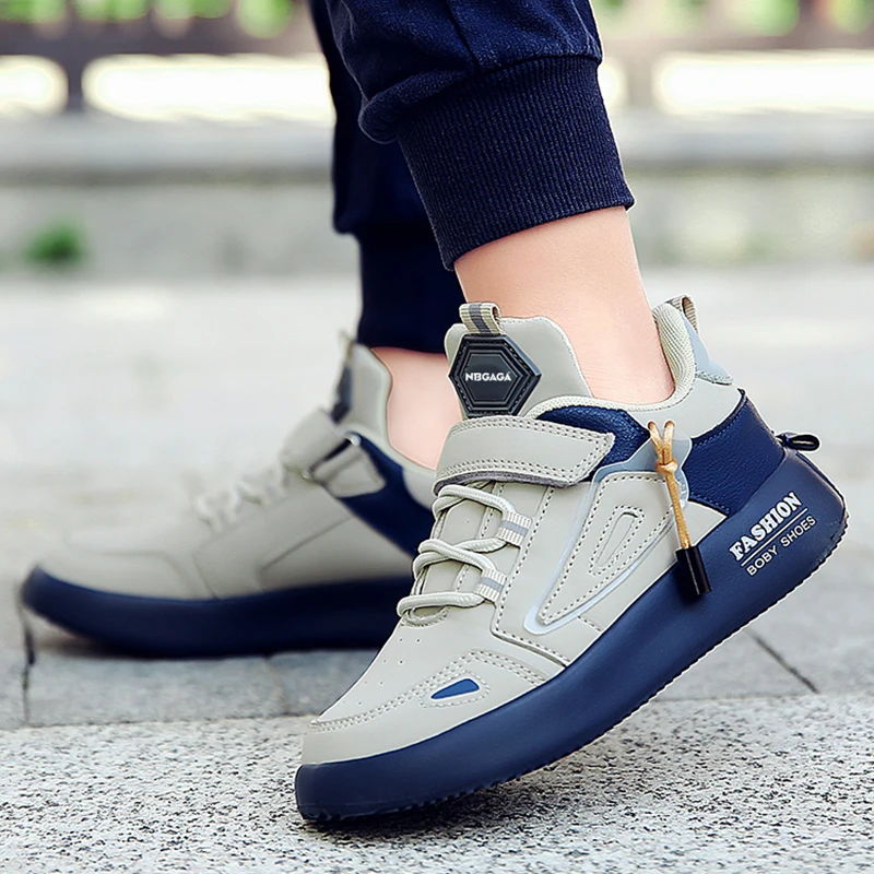 أحذية الجري الجلدية الجديدة للأطفال أزياء الأطفال عارضة المشي طالب التنس أحذية رياضية عدم الانزلاق