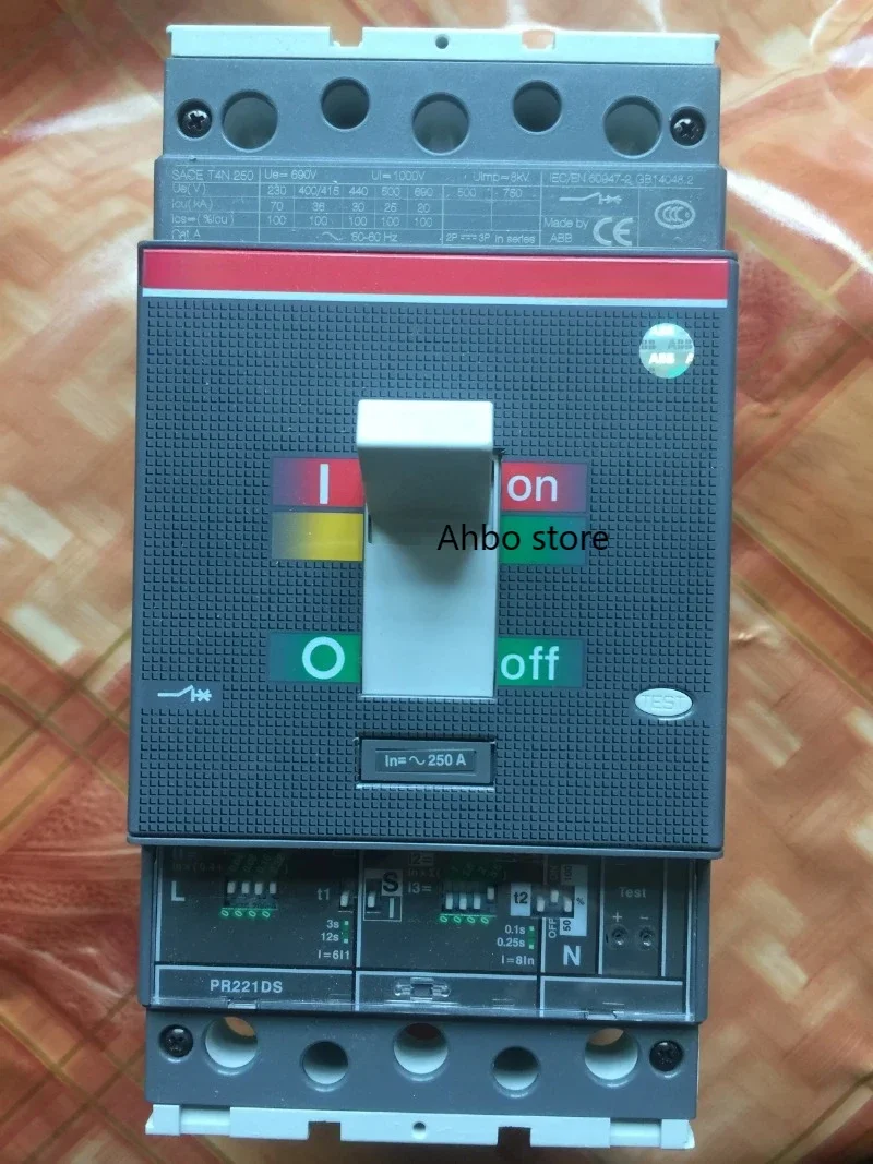 

Пластиковый автоматический выключатель для ABB 3P250A 1SDA053999R1, воздушный выключатель T4N250 10061824