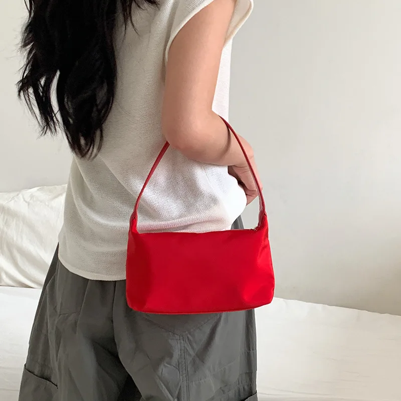 Neue Nylon-Baguette-Handtasche für Damen Minimalistische Kleine Quadratische Schultertasche Lässige Unterarm-Handtasche