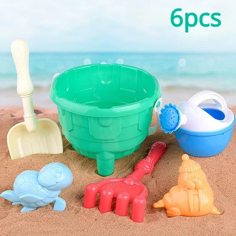 Set di Giocattoli da Spiaggia per Bambini, Kit per Giochi con Sabbia e Acqua con Secchio, Paletta, Rastrello, Annaffiatoio, Attrezzi Estivi per Sandbox all'Aperto per Bambini - immagine 6