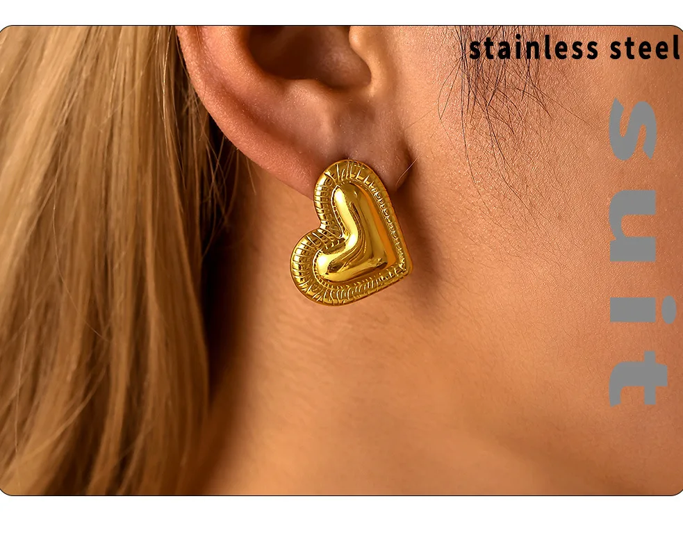Romantische Liebesherz-Ohrstecker für Damen, 316L-Edelstahl, glänzende Streifen-Ohrringe, verhindern Allergien, täglicher Modeschmuck – Detail 3