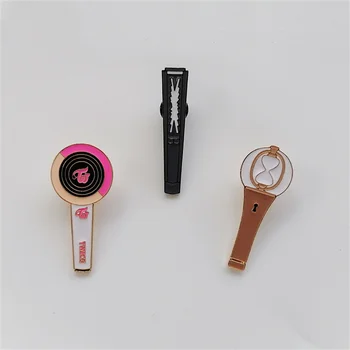 케이팝 TWICE ATEZ LE SSERAFLM 브로치 로고 배지, 절묘한 다기능 핀 장식 액세서리, 팬 컬렉션 선물