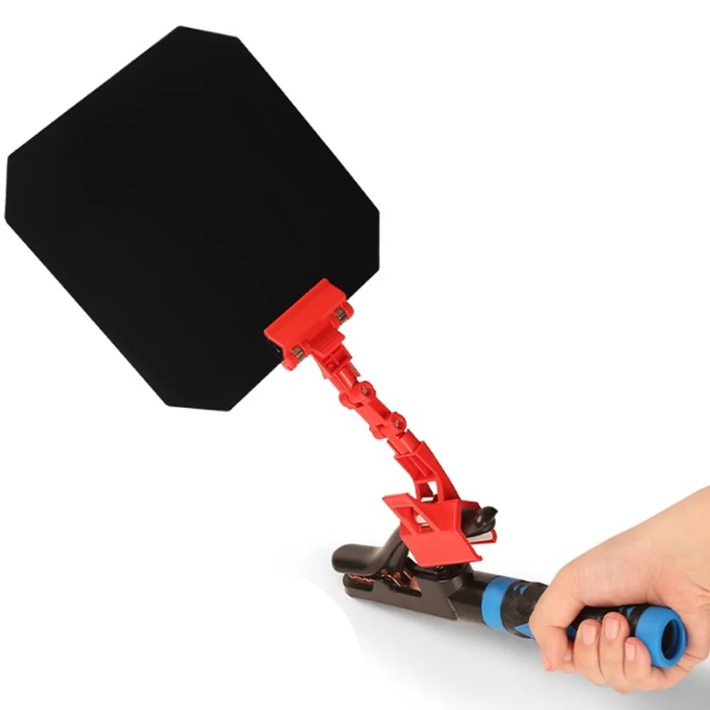Détail du mécanisme de fixation de l'écran de protection pour soudage rotatif 360° sur une torche de soudage.