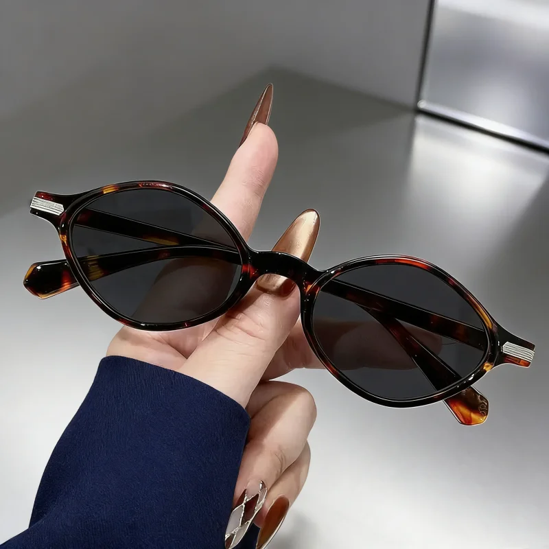 Stylish Retro Oval Reading Glasses with Anti-UV and Elegant Design