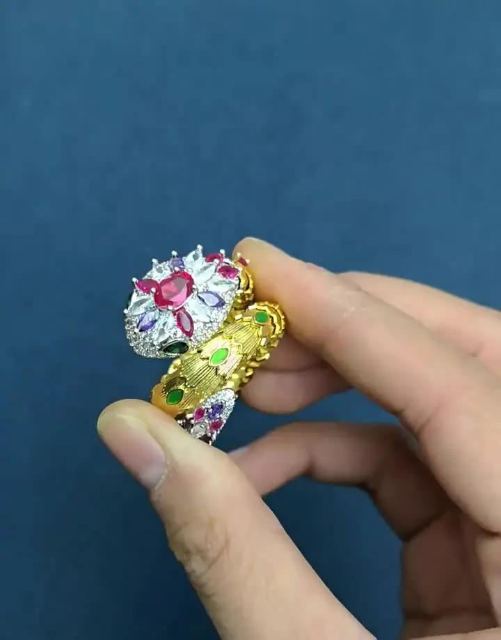 Новое кольцо в виде змеи с двойной катушкой покрытое золотом и бриллиантами для