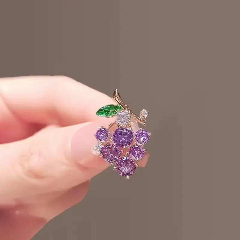 Lila Grün Kristall Zirkon Traube Brosche für Frauen Nette Obst Brosche Anzug Mantel Revers Pin Abzeichen Kleidung Schmuck Zubehör