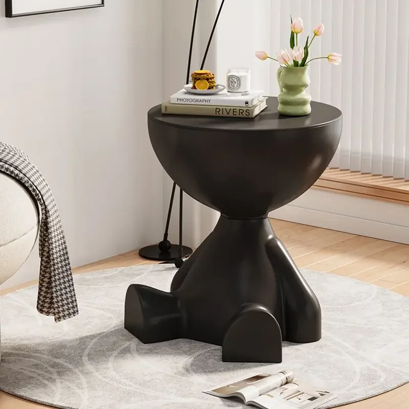 طاولة بجانب السرير باللون الكريمي