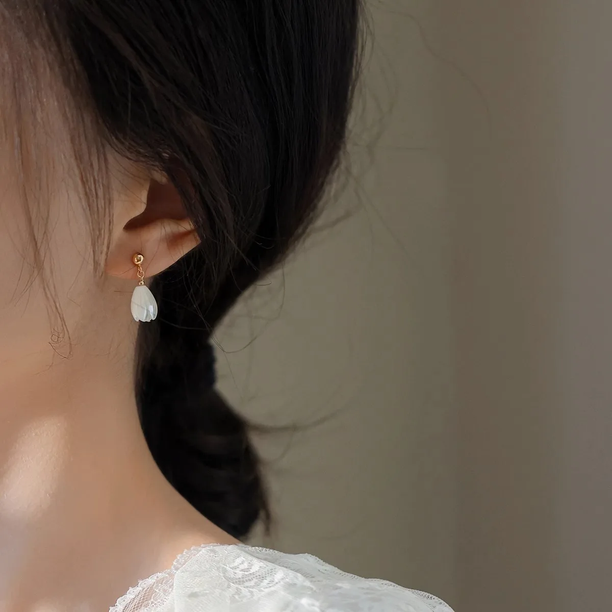 

Light luxury 925 silver needle lily of the valley natural white shell earrings for women