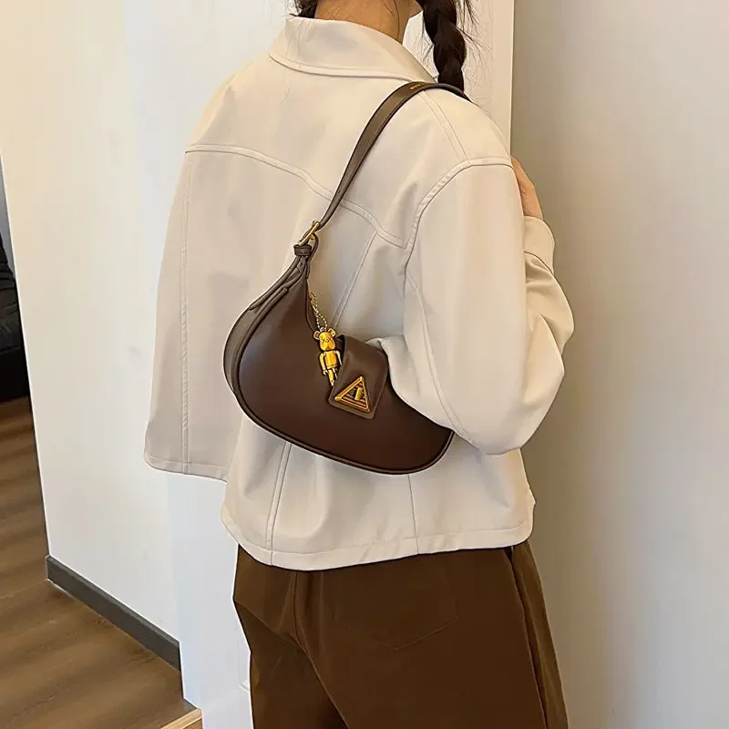 

Miracle Kira Highend Lock Button Crescent Bag 2023 New Fashion and Leisure Dumpling Bag French Retro Underarm Crossbody Horn Bag