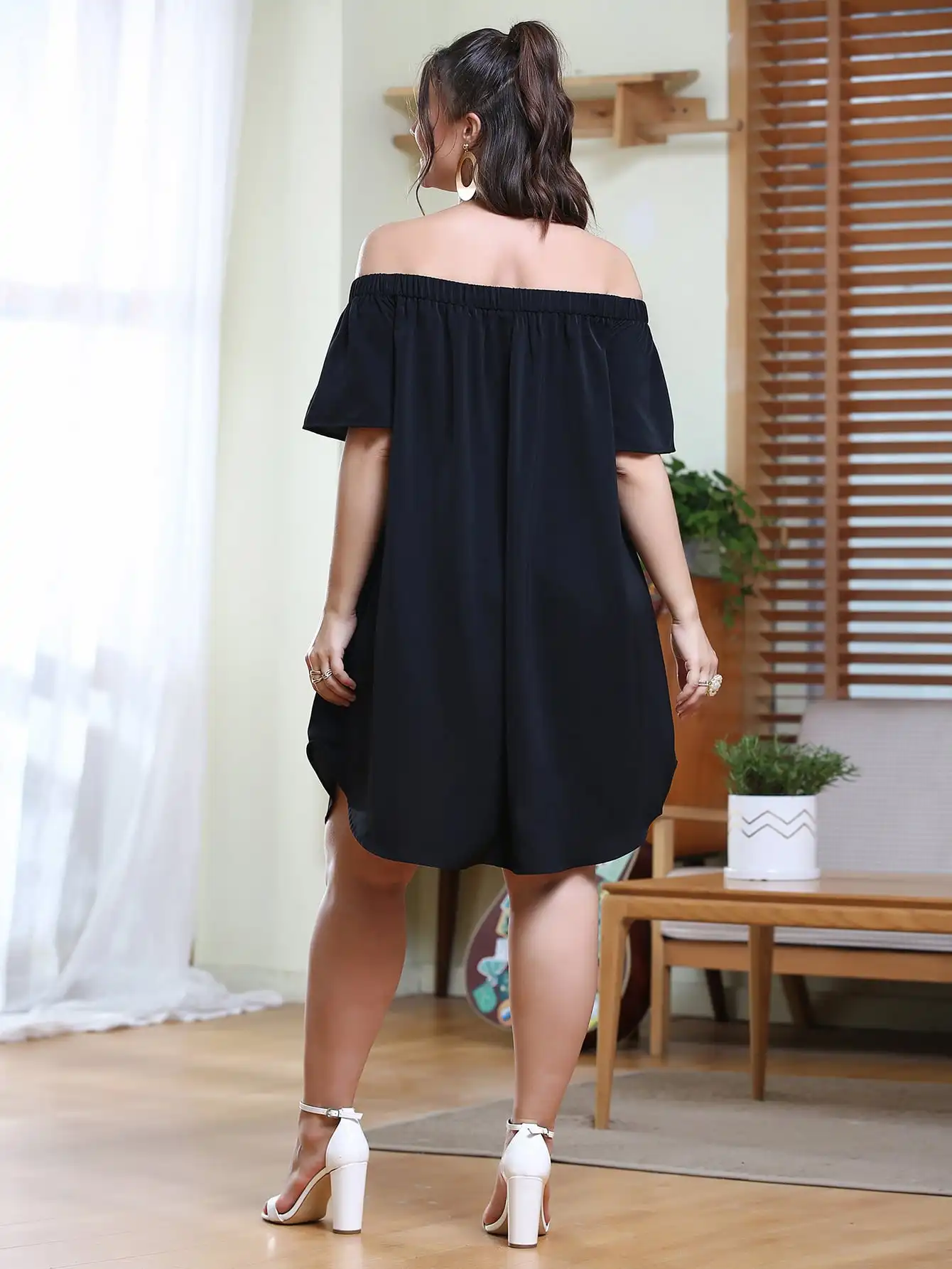 Рисунок 2 - Женское платье с открытыми плечами