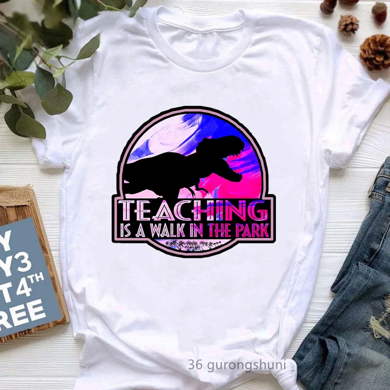 thumbnail image 1 of Camiseta con estampado gráfico "Enseñar es un paseo por el parque" para mujer, divertida camiseta de dinosaurio jurásico, camiseta para mujer con mensaje "Vida/espíritu docente", 1 of 5