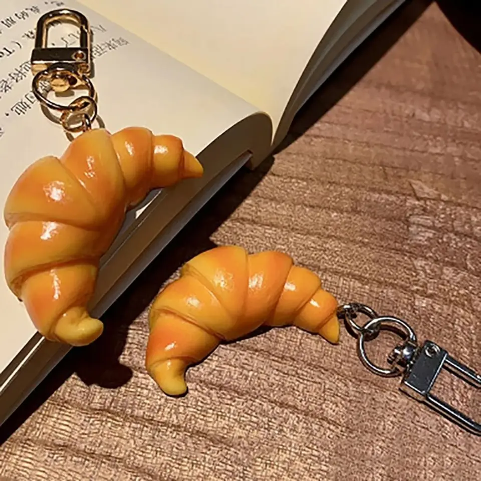 Portachiavi Morbido A Forma Di Mini Croissant Realistico Spremibile PU 4,5 Cm