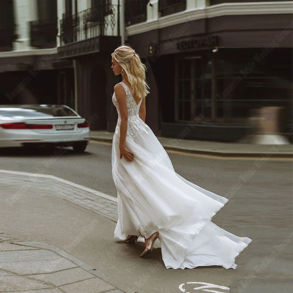 Рисунок 2 - Женское свадебное платье с глубоким V-образным вырезом