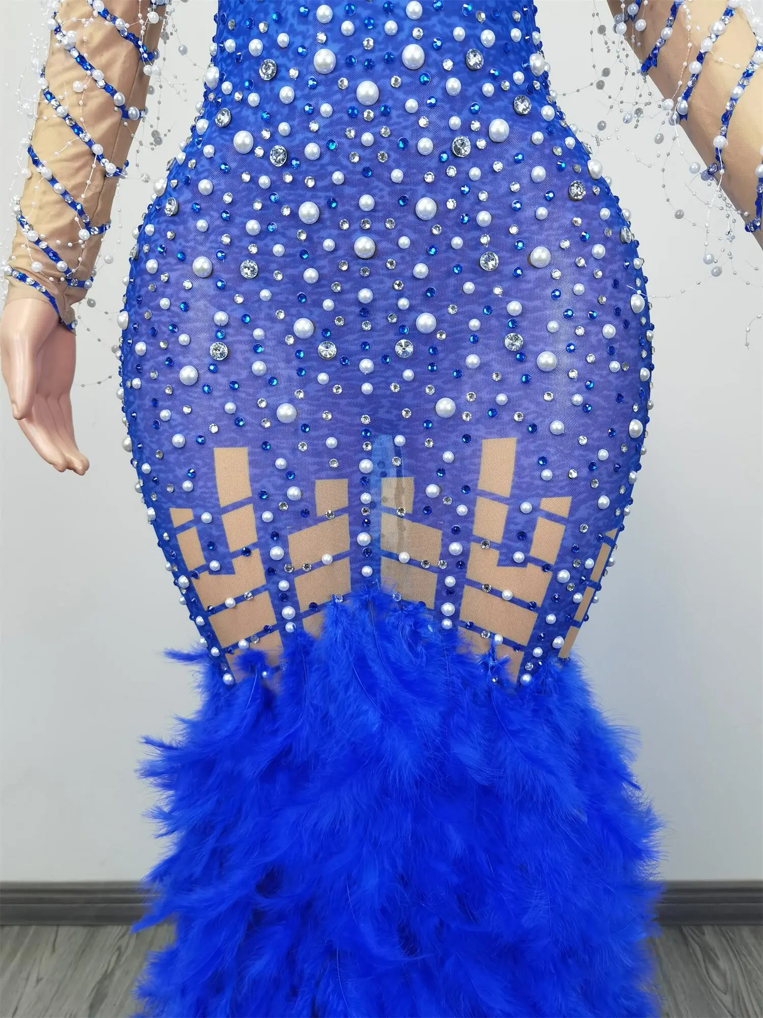 Рисунок 6 - Блестящее платье в пол с блестящими камнями