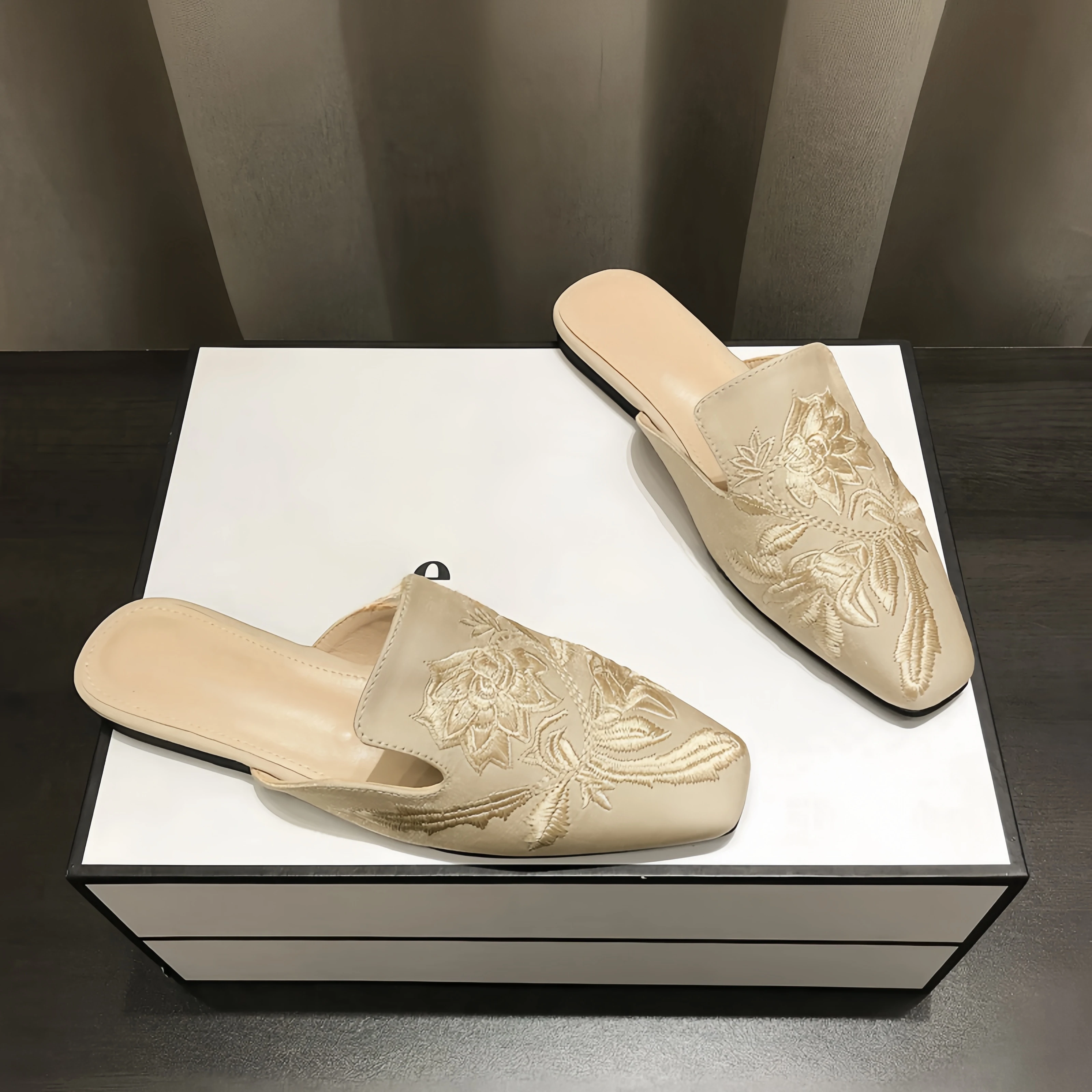 Embroidery parcel toe flat bottom half slippers women's external wear 2024 spring and summer new retro versatile Mueller shoes