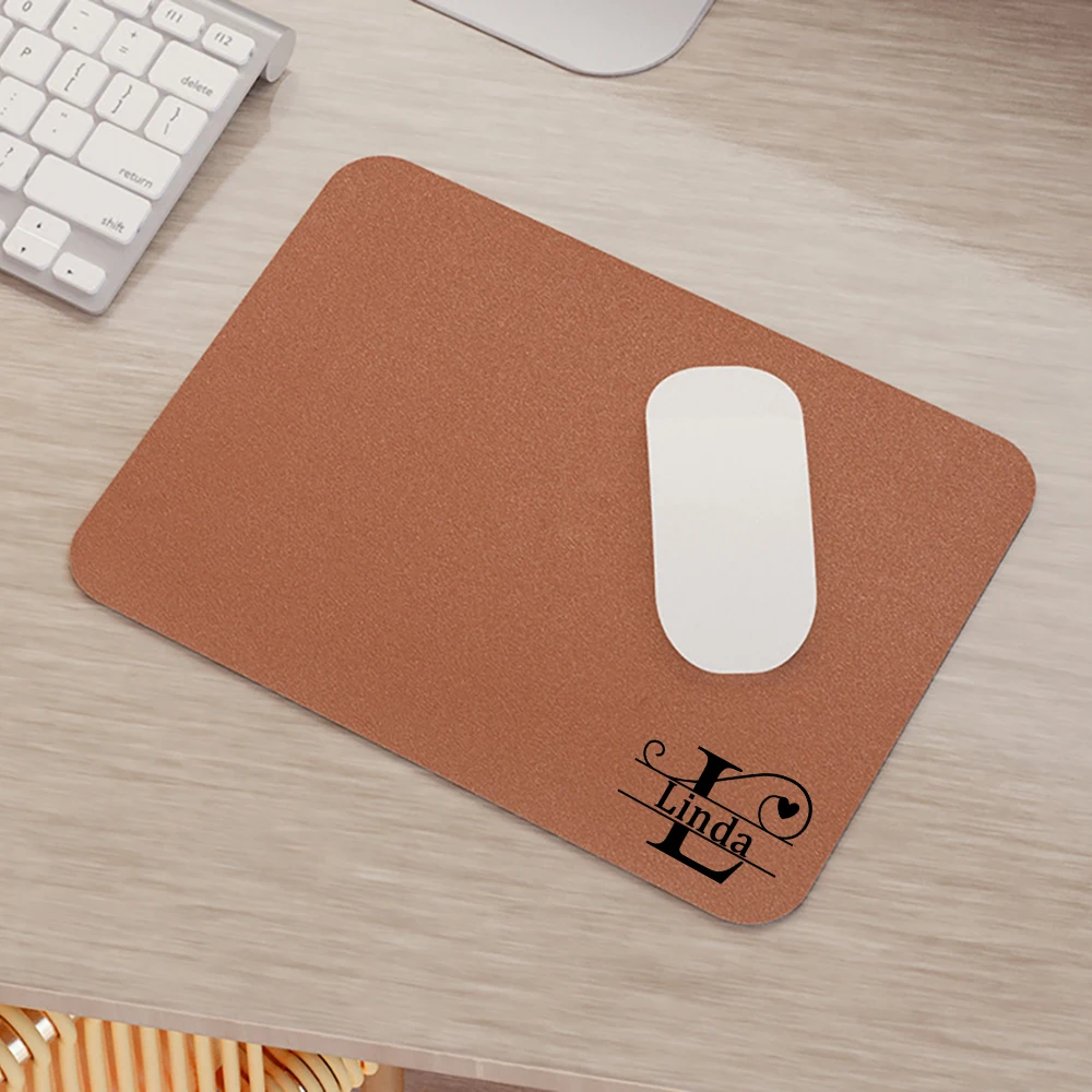 맞춤형 단색 심플 가죽 미끄럼 방지 마우스 패드 생일 및 명절 선물 맞춤 이름 문자 개인 맞춤형 마우스 패드