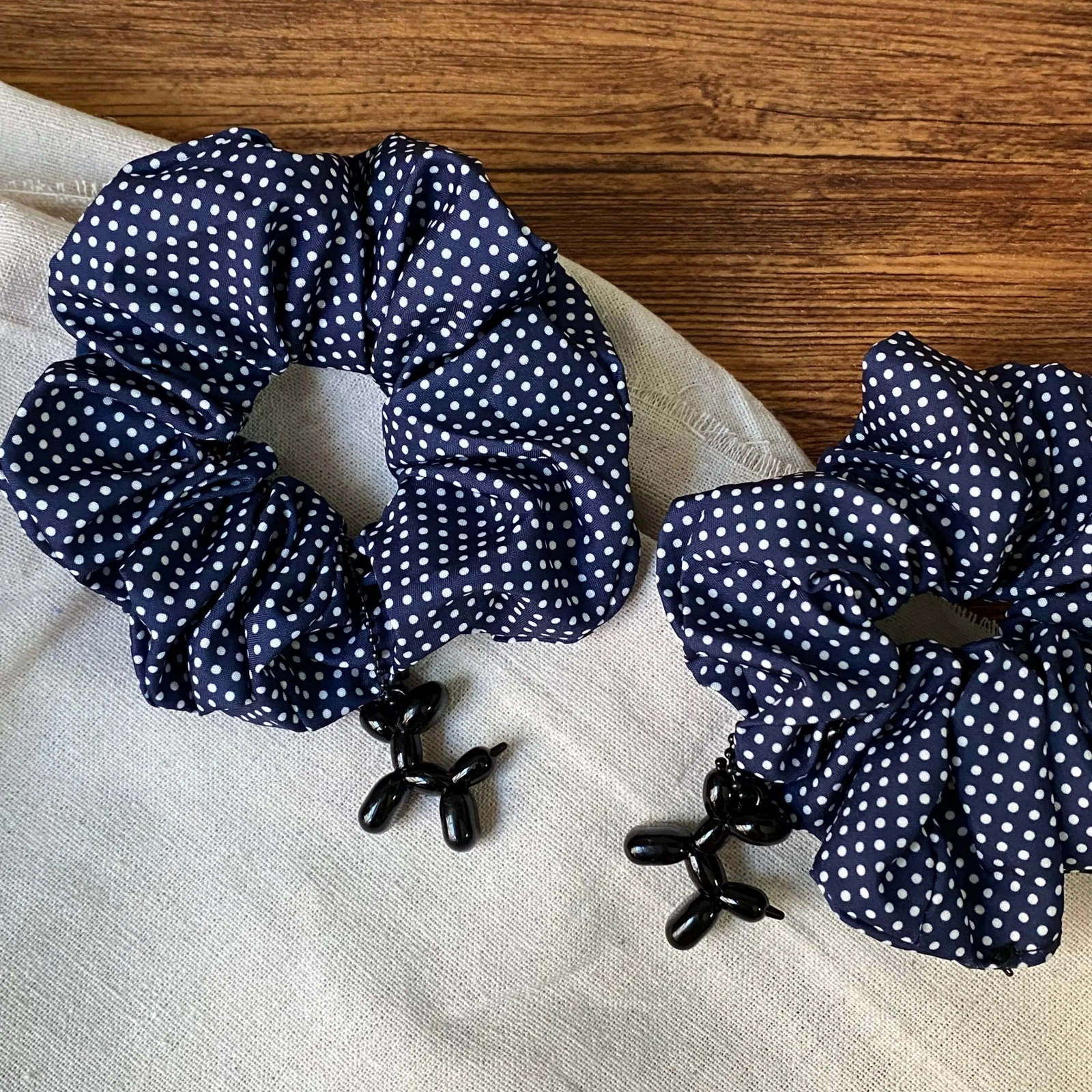 1PC Navy Blue Polka Dot Hair Accessory With Cute Black Balloon Dog Charm For Women, Fashionable Elastic Hair Tie For Daily Wear