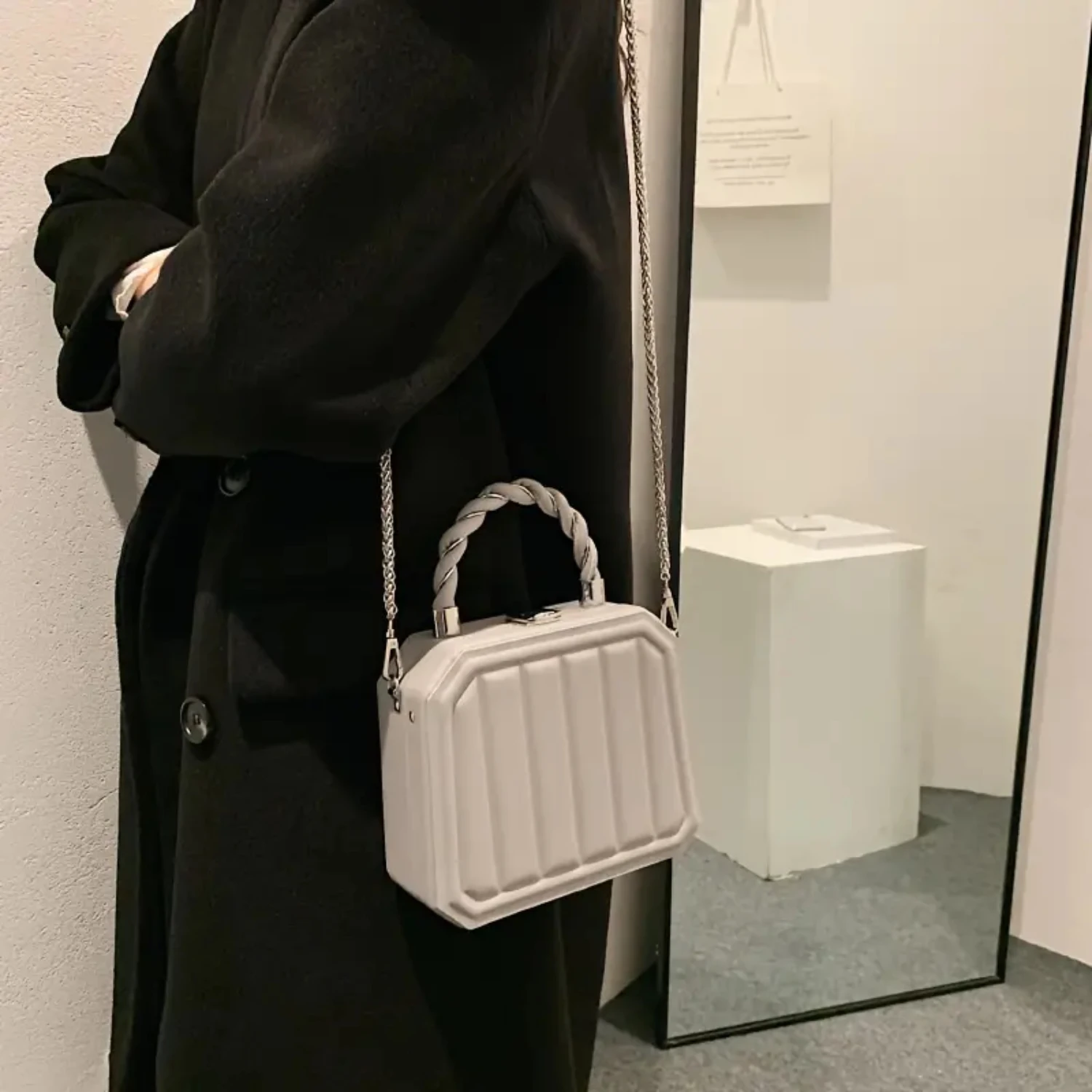 Fashionable Ladies' Trendy Solid Color Faux Leather Purse with Stylish Geometric Embossed Design and Chain Strap for Chic Look