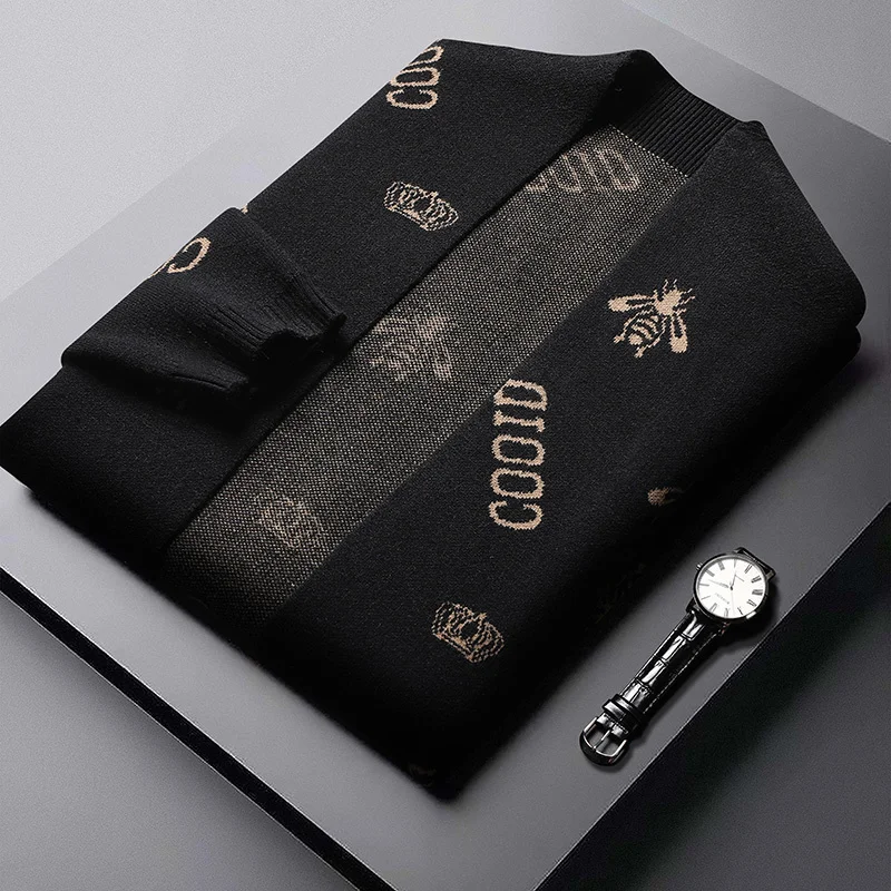 

Мужской трикотажный кардиган с вышивкой пчелы, с карманами