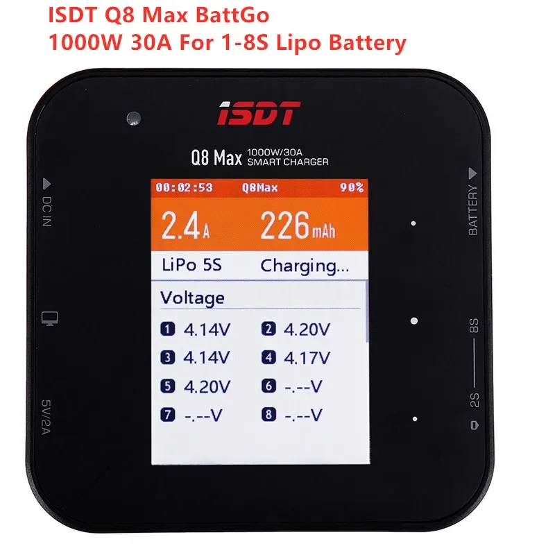 Chargeur ISDT Q8 1000W 30A posé sur une table avec plusieurs batteries LiPo et Li-ion prêtes à charger
