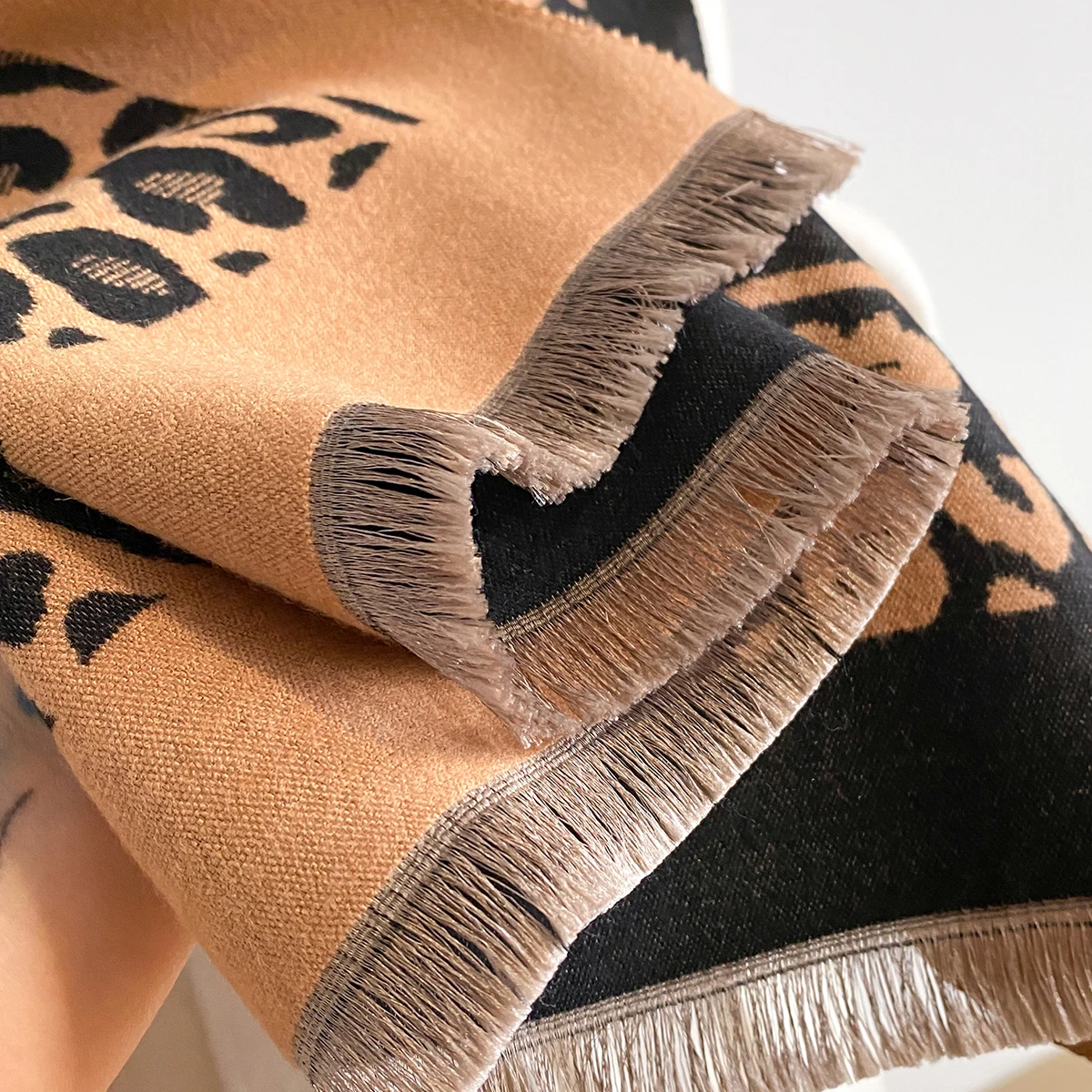 New Luxury Winter Cashmere Retro Leopard Print Scarf Women Warm Pashmina Poncho Scarves Fashion Shawl Thick Foulard Bufanda 2025