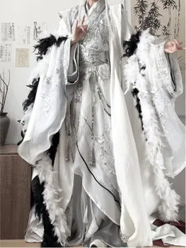 A heavy-duty embroidered robe Hanfu for Style Grand Ceremony fashion show
