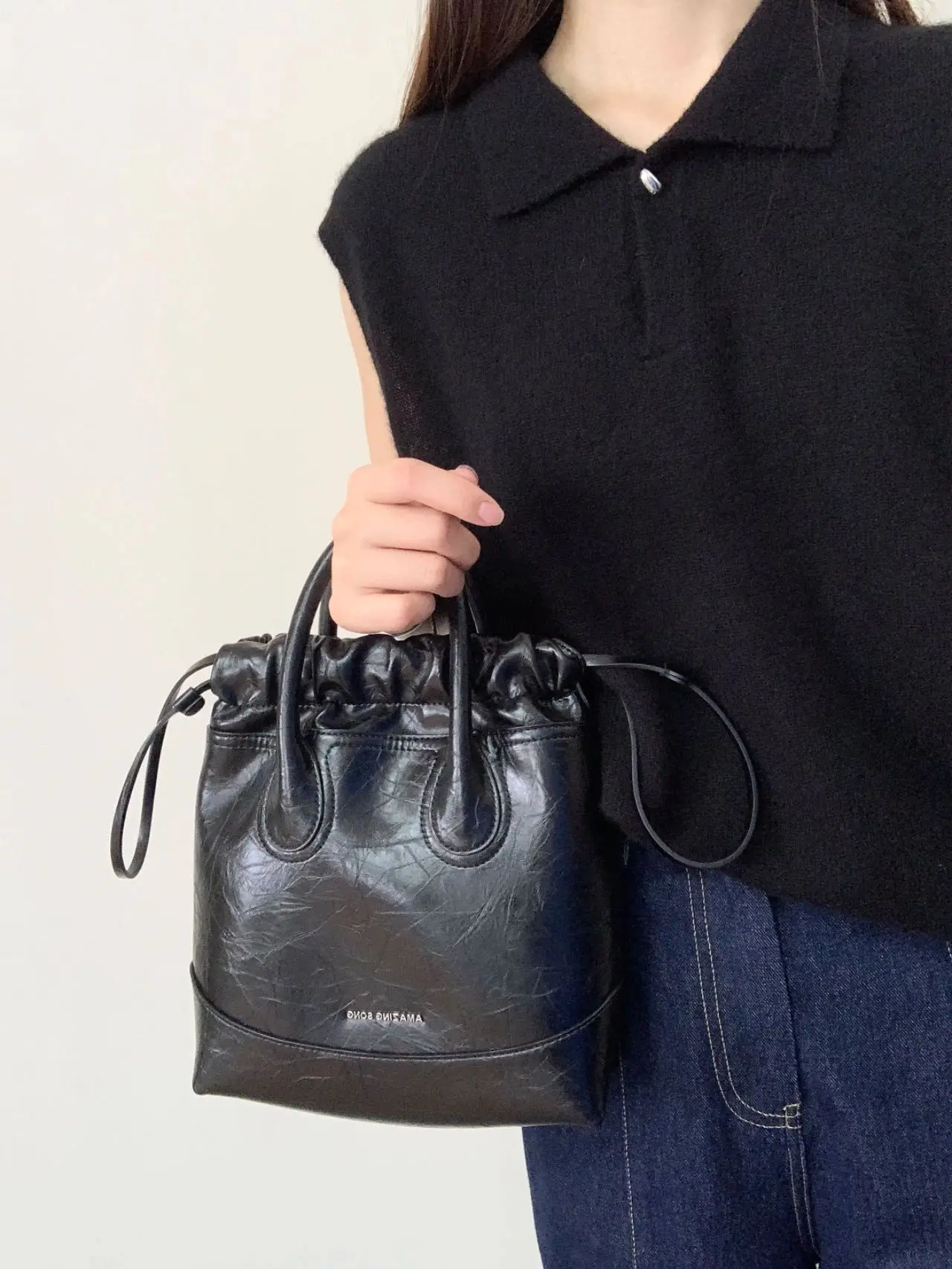 

Amazing Song drawstring crossbody bag new single shoulder soft leather commuting chain tote bag for women with bucket shape