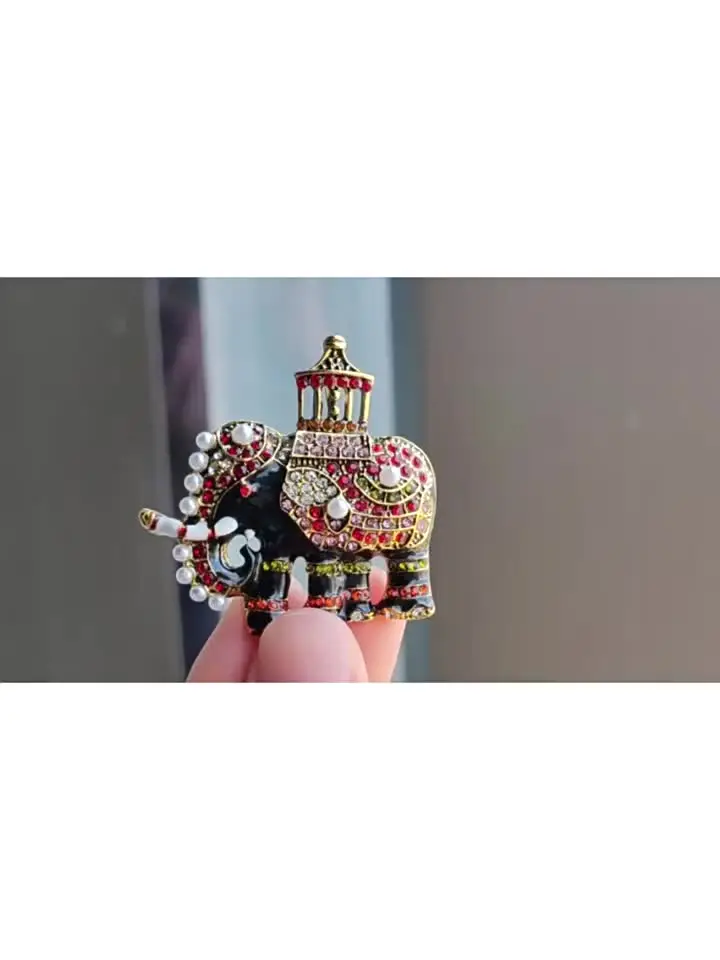 Эмалированная брошь слон