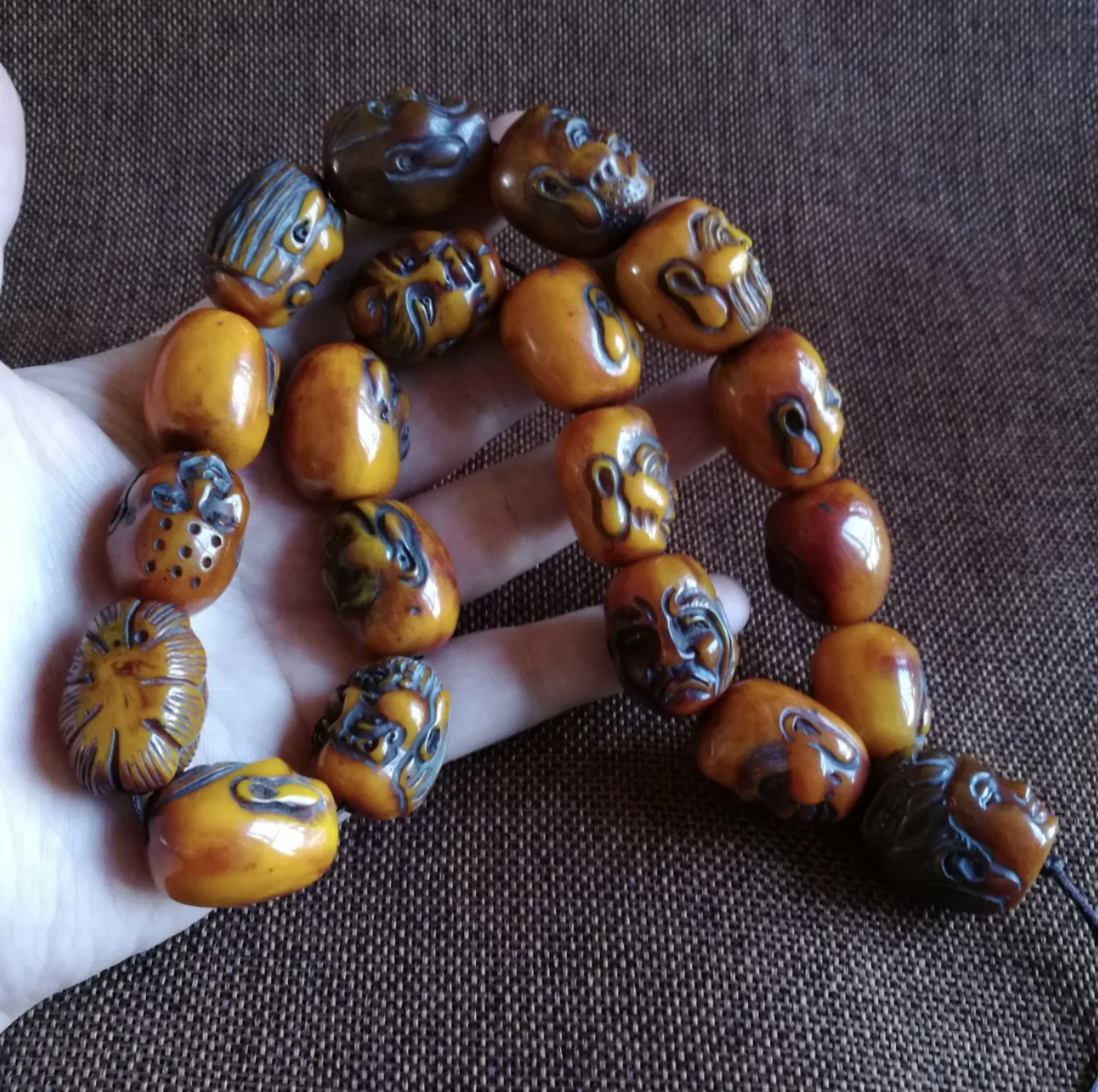 

Antique Collection Tibetan Honey Wax 18 Arhat Buddha Beads Handheld Bracelet