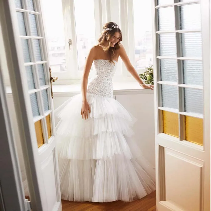 

Elegant Strapless White Lace Bridal Dresses vestidos de noche Tiered Ruffled Floor Length Long Tulle Wedding Dress For Bride
