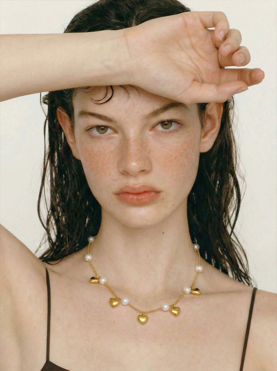 Yhpup Halskette im koreanischen Stil mit simulierten Perlen, Kette mit Herzanhänger für Damen, modische Neuheiten, schicker Halsschmuck, Gala-Geschenk – Detail 3